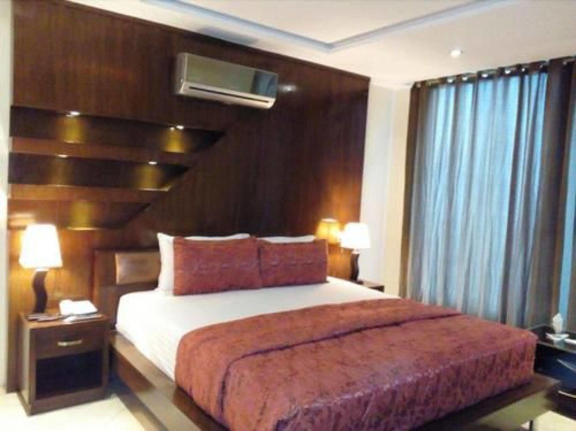 Bling Hotel International Multan Exteriér fotografie